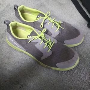 Slightly used slightly dirty ariat shoes